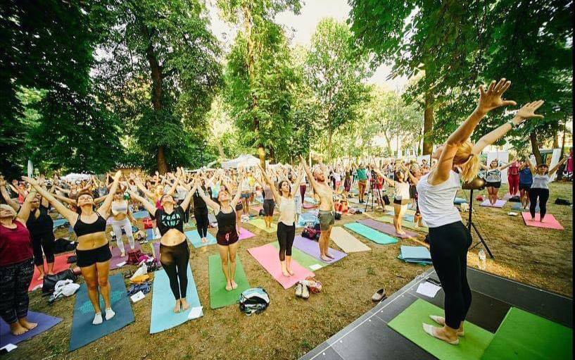 йога в парках ви лав йога