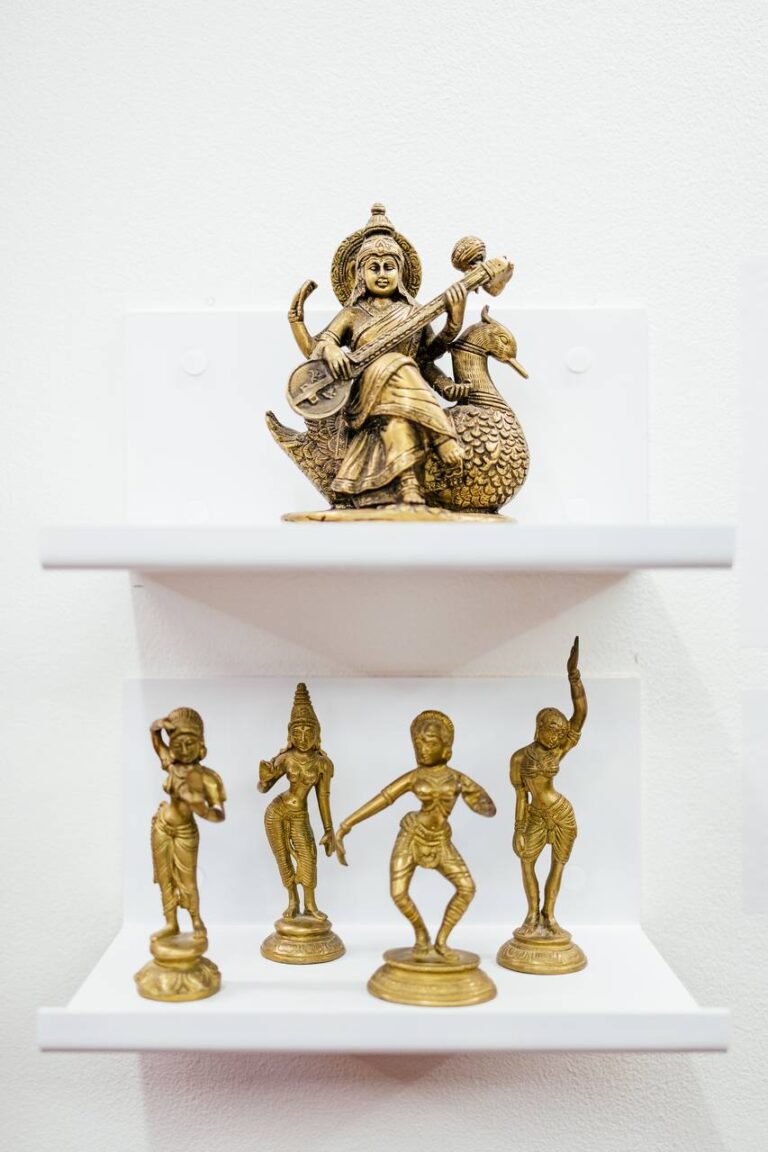 Сарасваті — богіня мистецтв та апсари.