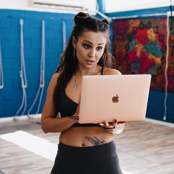 інструктор йоги Яна Лев