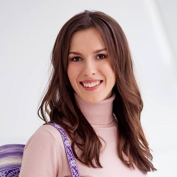 Інструкторка йоги Ольга Неліна